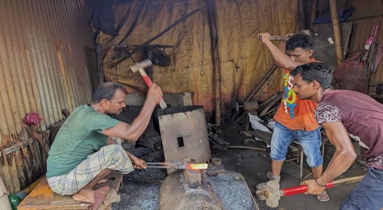 Khulna blacksmiths busy ahead of Eid-ul-Azha amid rising demand for sacrificial tools
