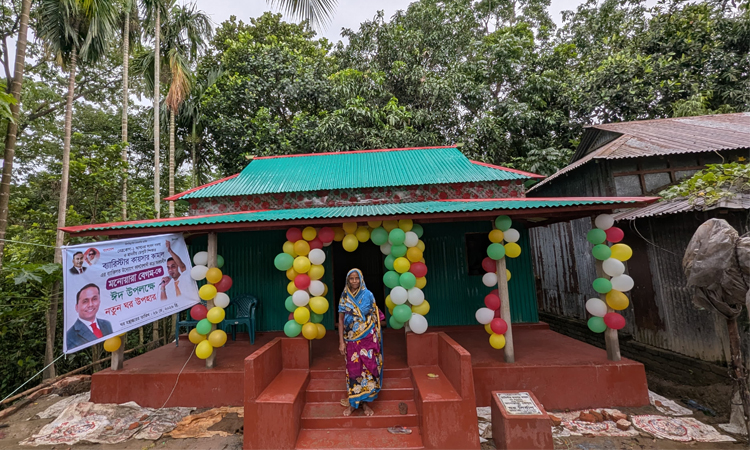 Kaiser Kamal hands over new house to Monowara Begum ahead of Eid