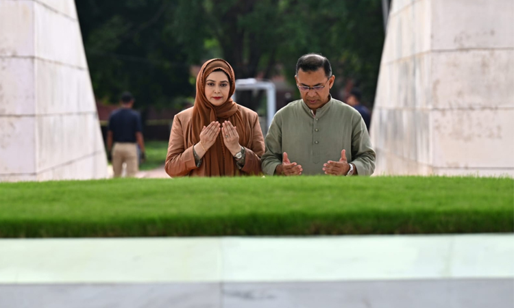 PM visits parents' graves, offers prayer