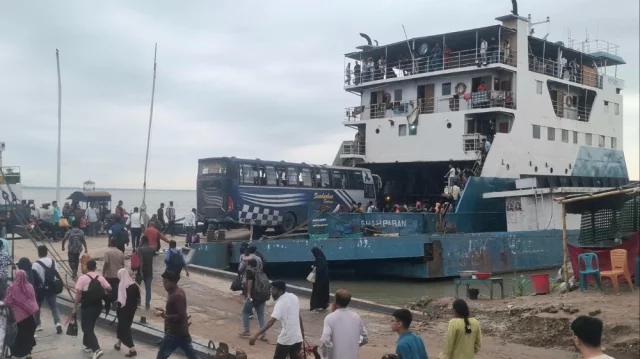 Ferry services on Paturia–Daulatdia route resume after an hour
