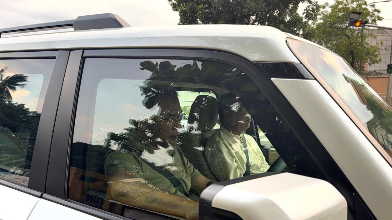PM orders suspension of two officials over waste removal failure