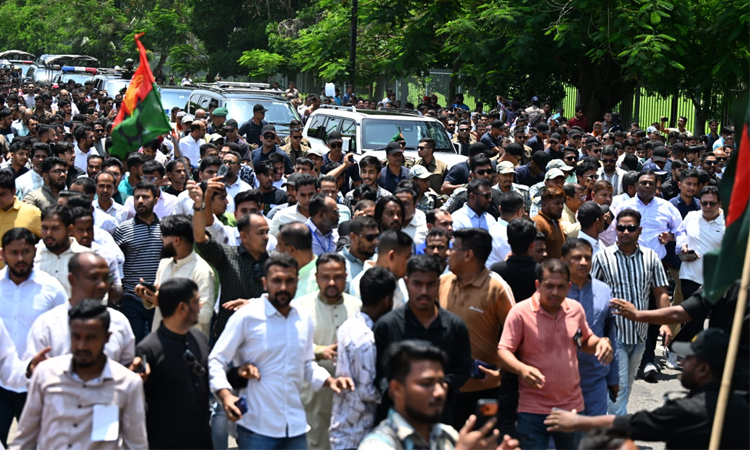 Thousands gather at Zia Udyan to pay tribute