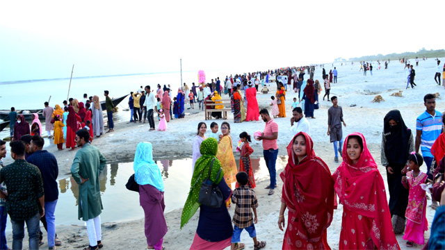 Eid joy overflows as thousands crowd Rajshahi's scenic hotspots