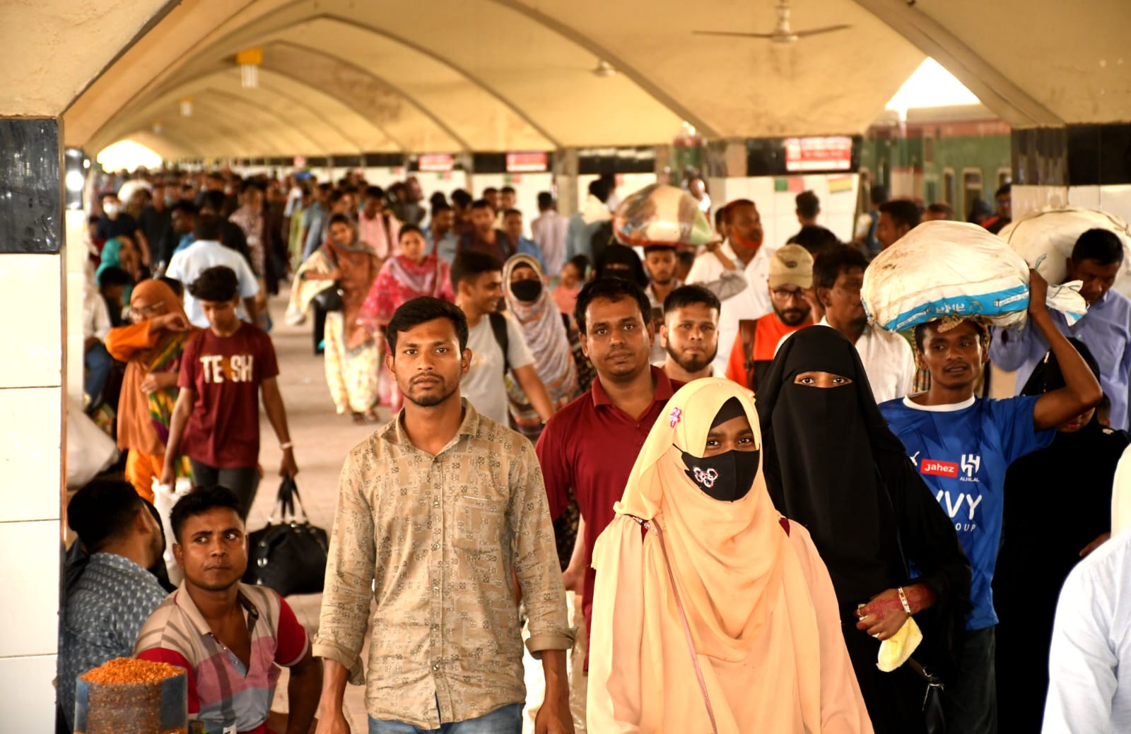 Eid holidaymakers return to Dhaka as extended vacation ends