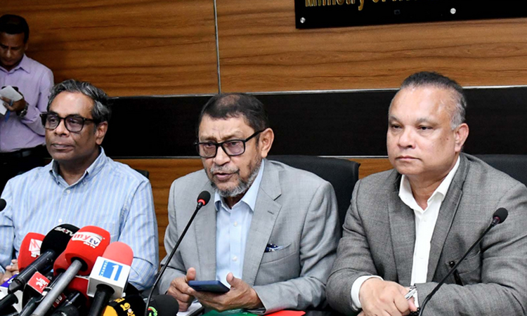 Sakhawat urges private hospitals to offer 80pc discount on dengue tests