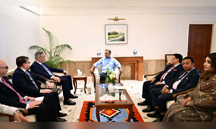 Turkish foreign minister calls on PM
