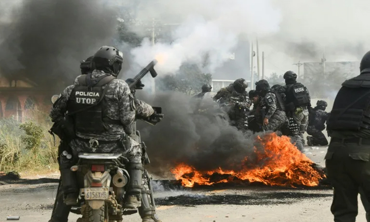 Police, protesters clash in Bolivia at road blockade
