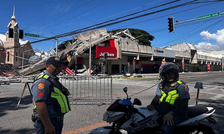 Major quake off Philippines kills at least 15, triggers tsunami warnings