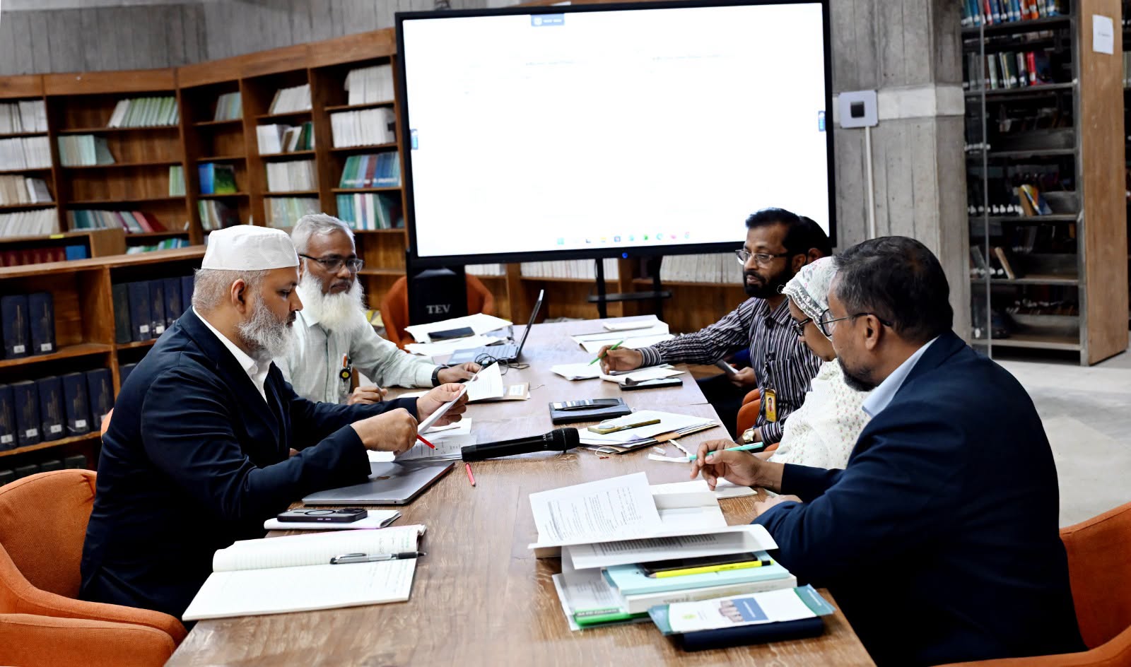 Sub-committee of library committee of 13th JS holds meeting