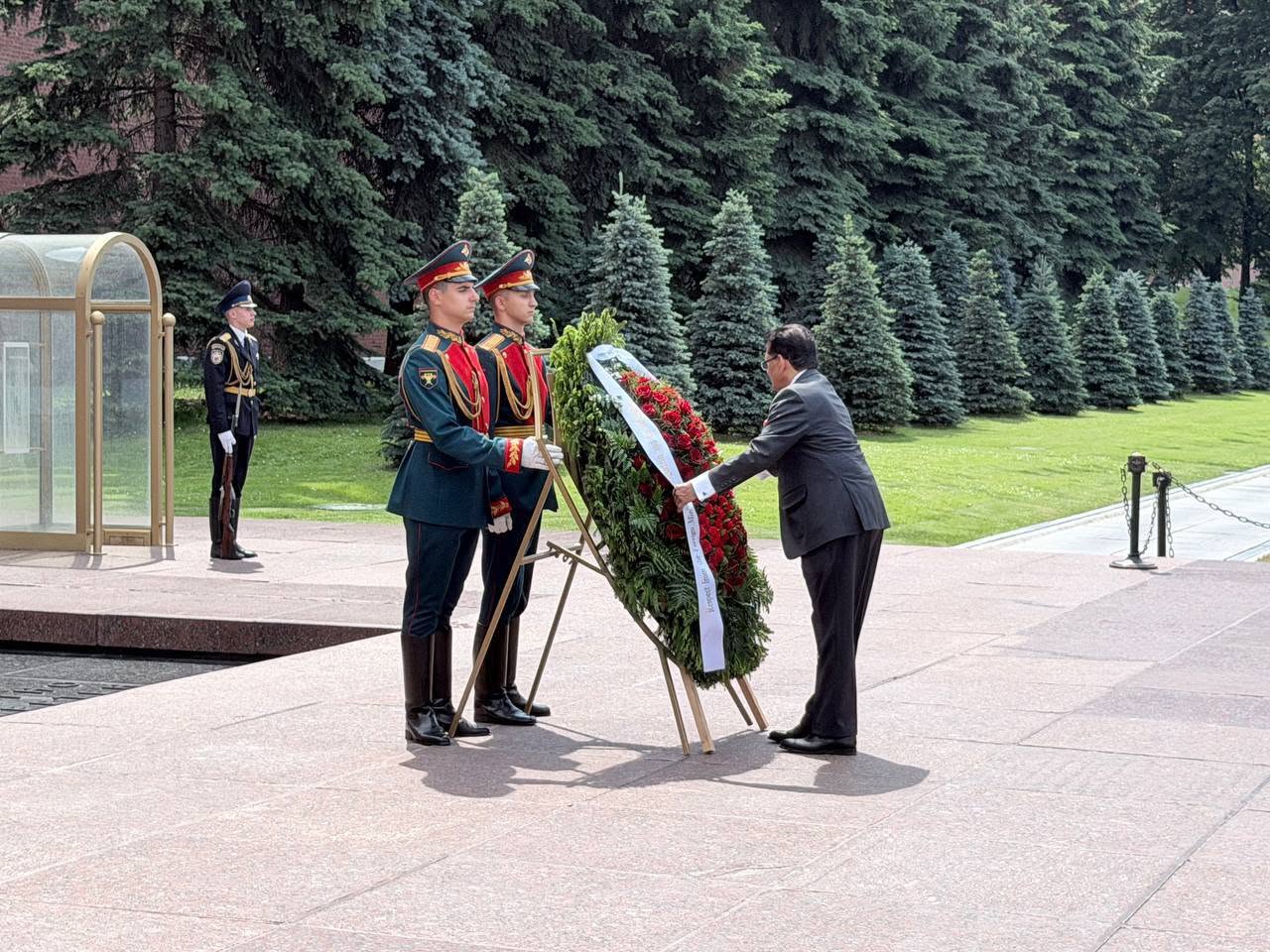FM pays tribute to war heroes in Moscow
