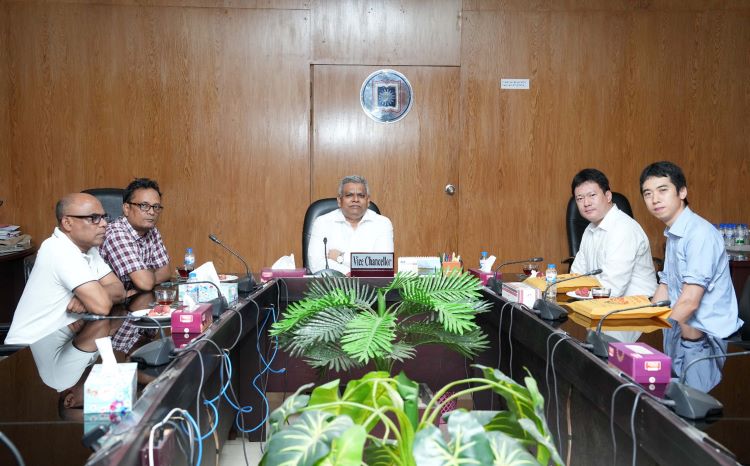 Two Japanese Scientists exchange views with RU VC