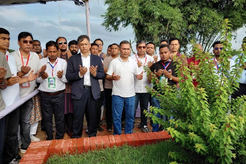 PM offers ziarat at July martyr Wasim's grave