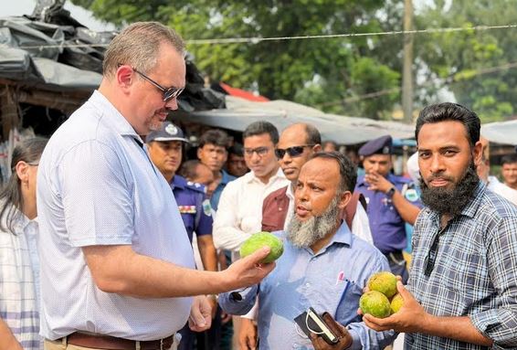 US ambassador visits Rajshahi mango market, highlights export potential
