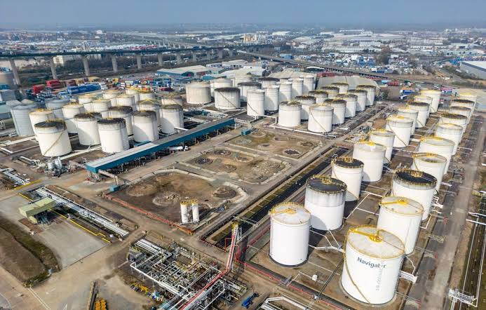 Oil prices extend losses, stocks rise as US-Iran peace talks loom