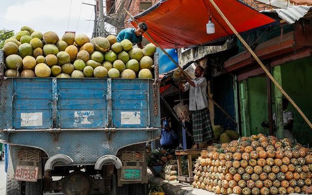 Seasonal fruits flood Ctg markets as supply surges, boosts local trade