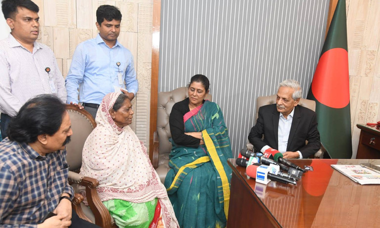 Govt provides TK 3 lakh aid to folk artiste Laily Baul 