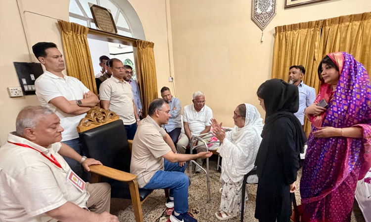 PM visits ailing ex-MP Khaleda Rabbani at her residence  
