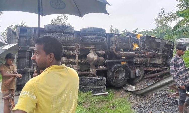 Kurigram rail services halted after truck overturns on tracks