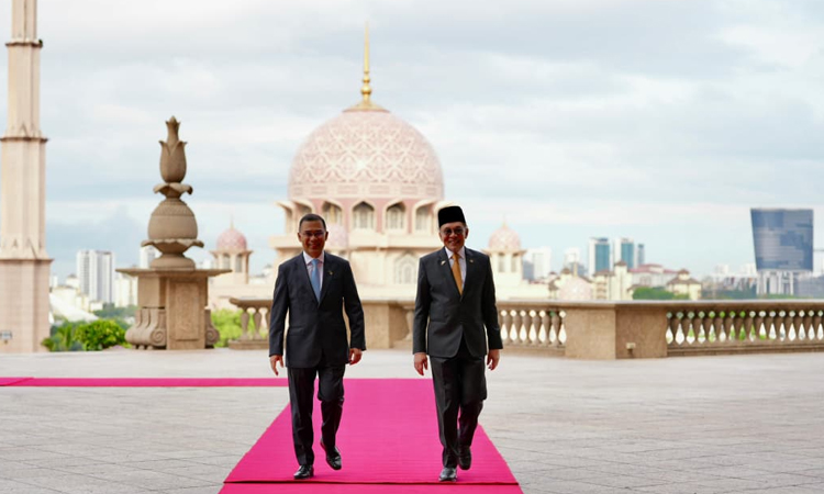 Anwar Ibrahim accords warm reception to Tarique Rahman at Perdana Putra 