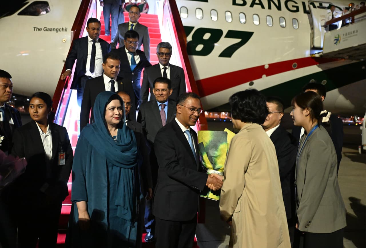 PM arrives in Dalian city of China 