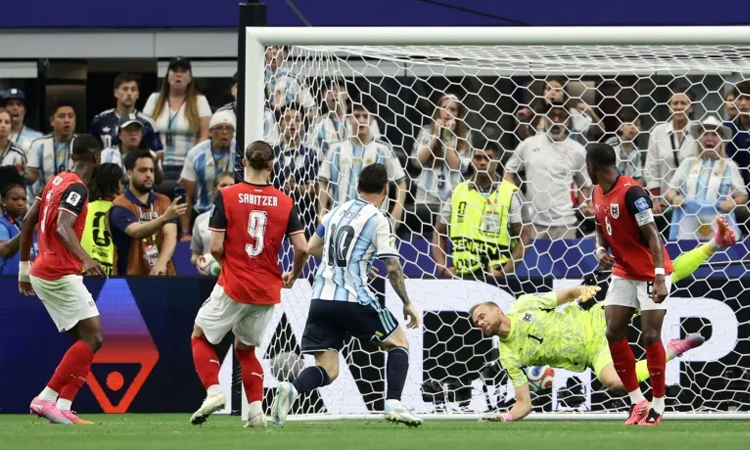 Messi sets World Cup scoring record as stars outshine weather