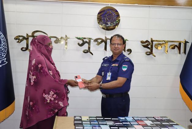 50 recovered mobile phones handed over to owners in Khulna