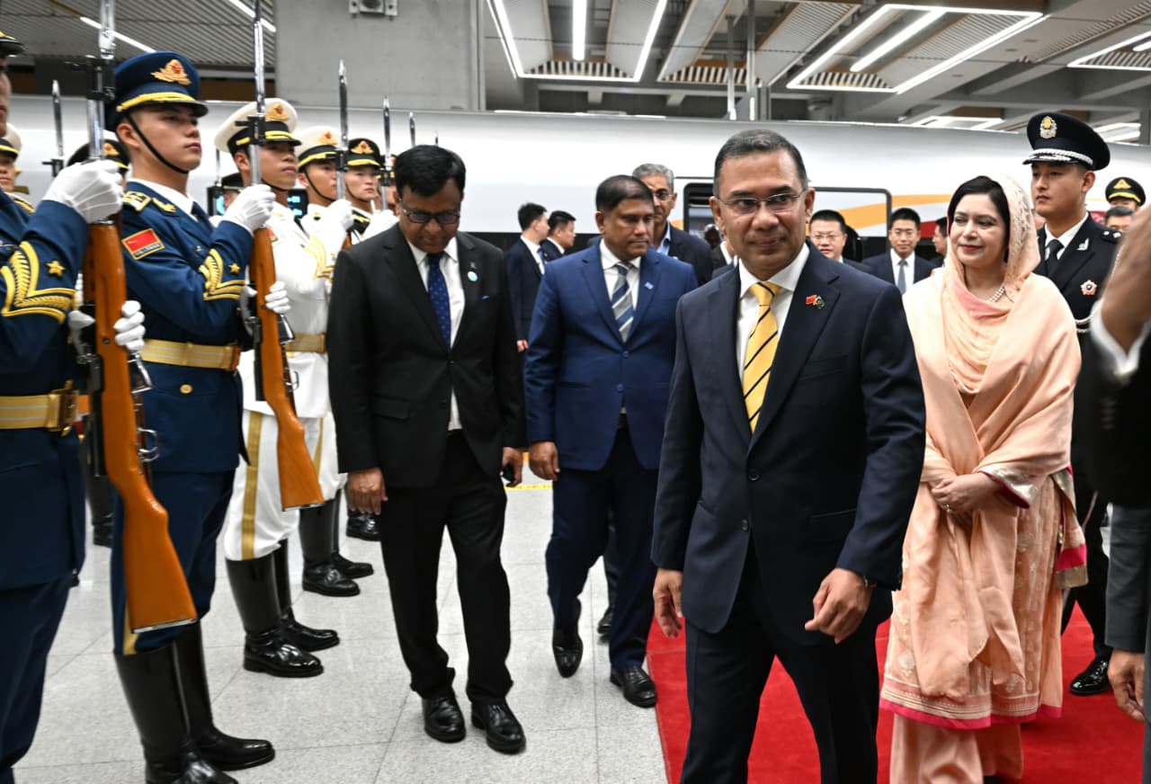 Red carpet rolled out as PM arrives in Beijing  