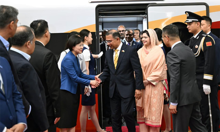 Red carpet rolled out as PM arrives in Beijing  