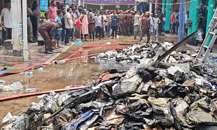 Four shops burned to ashes in Chapainawabganj New Market Fire