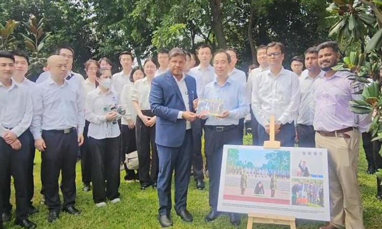 Chinese Charge d'Affaires  pays tribute at National Martyrs' Memorial