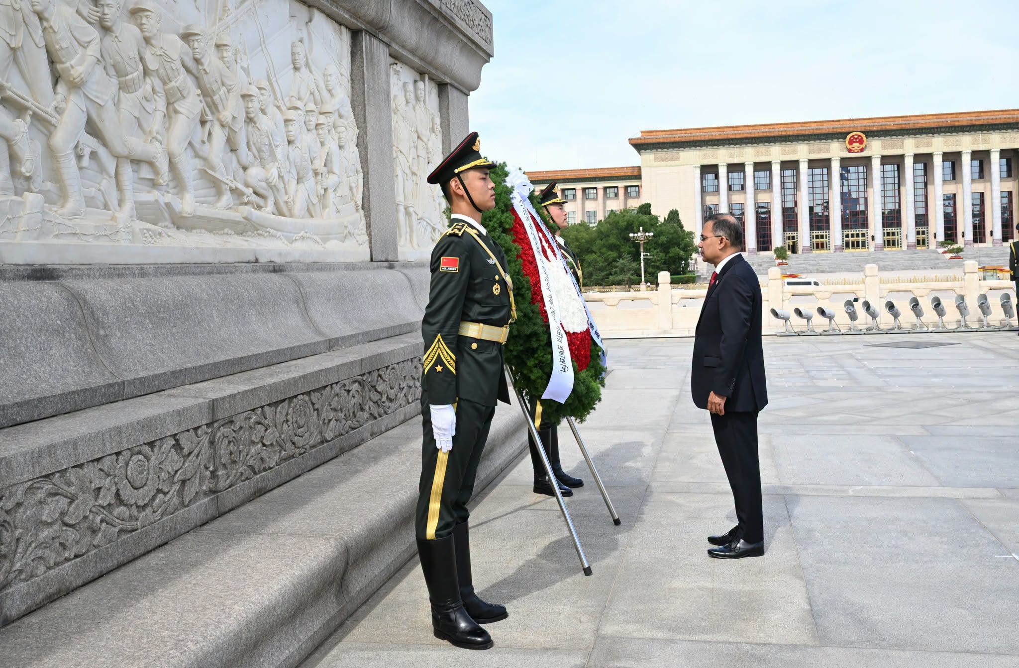 PM pays homage to Chinese heroes at Tiananmen Square
