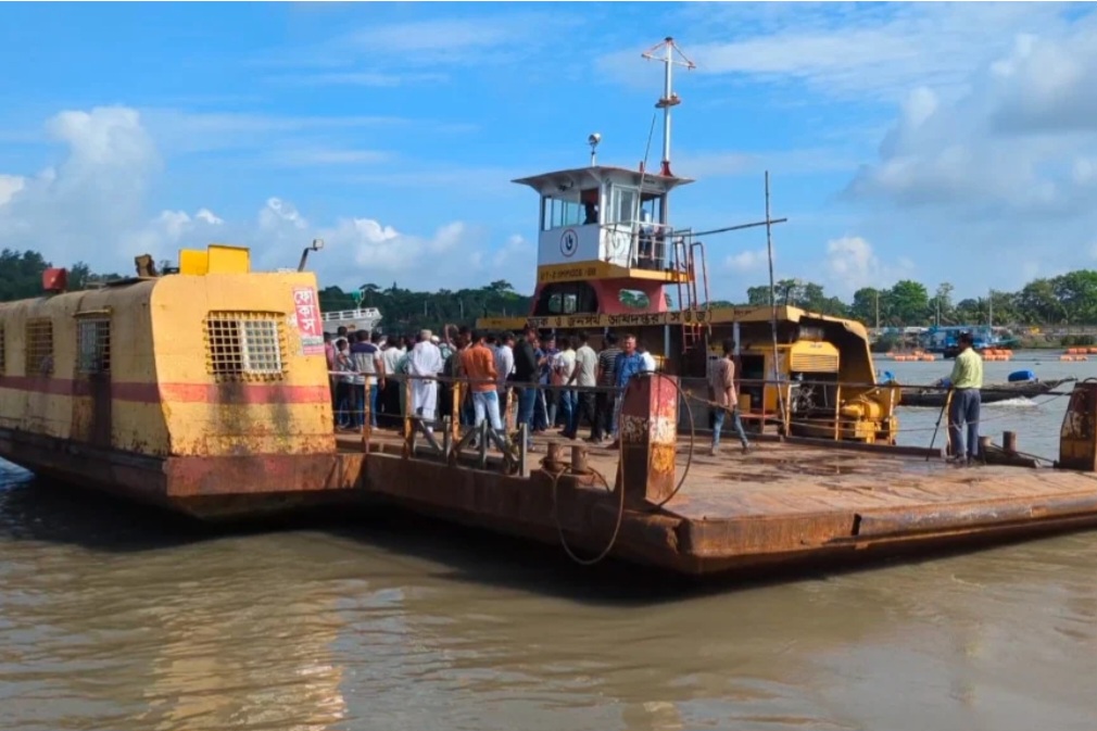 State Minister Faridul opens 24hr ferry service at Mongla Port 