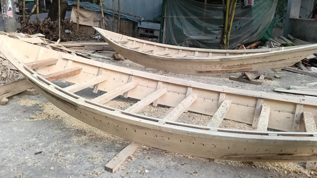 As rain starts, boat builders get back to work in Madaripur