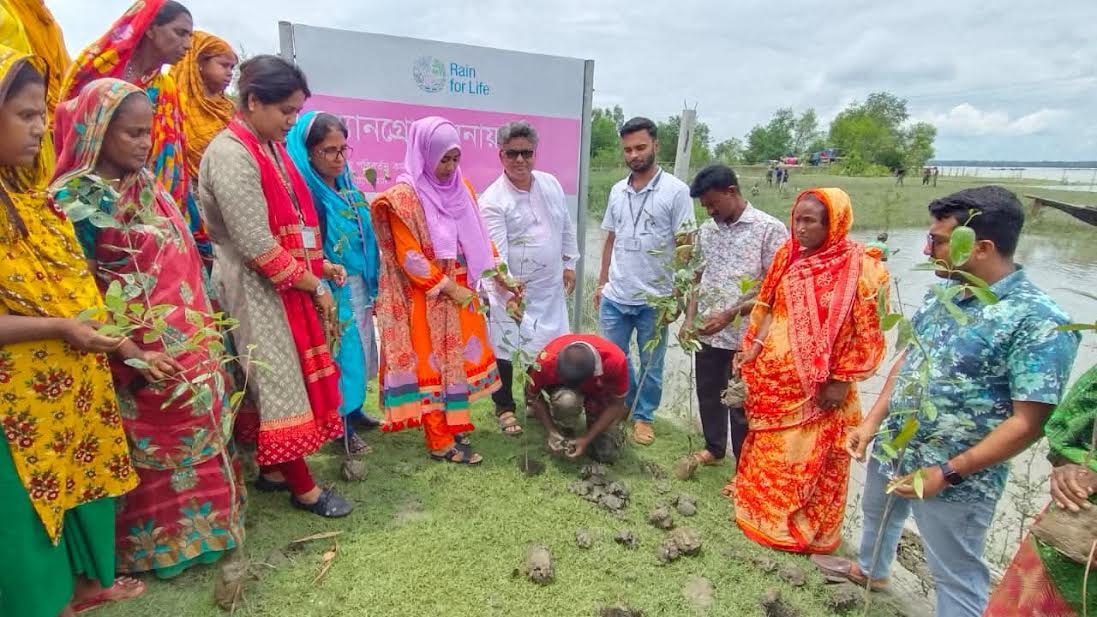 Special mangrove plantation drive launched in Mongla 