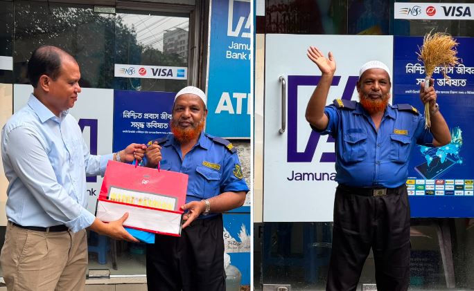 PM sends gifts to security guard who regularly greeted his motorcade with 'Sheaf of Paddy' 