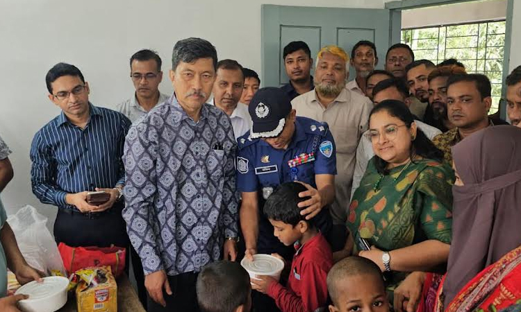 Dipen visits shelter, distributes food among evacuees in Rangamati