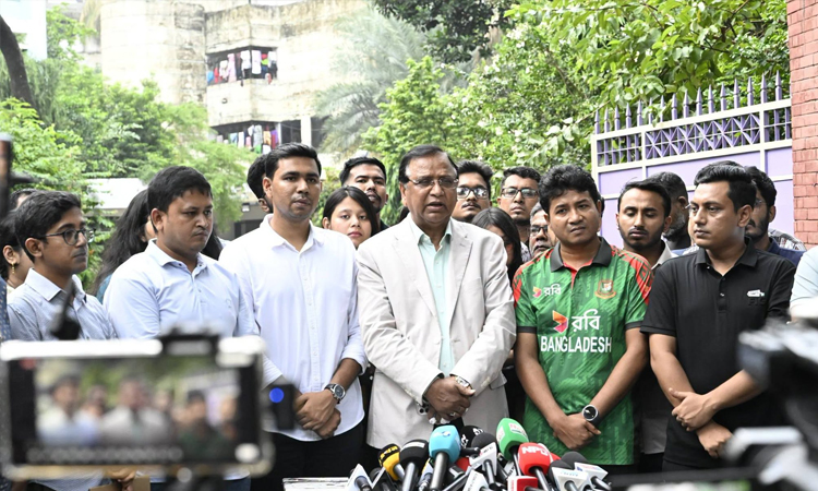 DSCC administrator visits DU campus, promises waterlogging solution