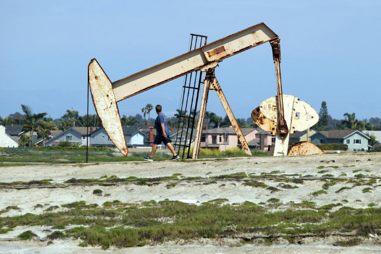 Oil extends gains after latest US strikes, tech suffers more losses