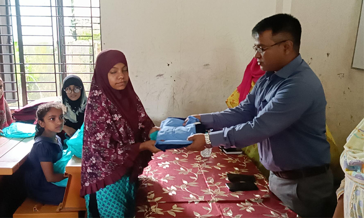 Underprivileged students get new dress in Jamalpur