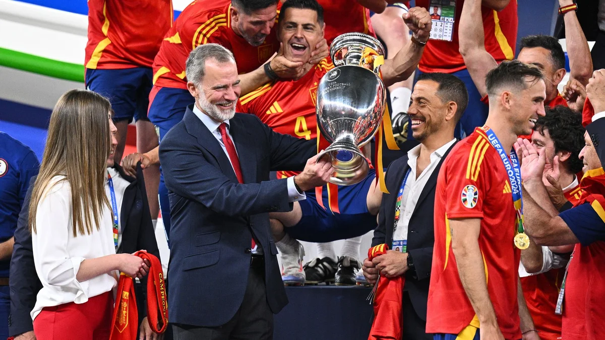 Spanish king hails World Cup heroes as celebration tour begins