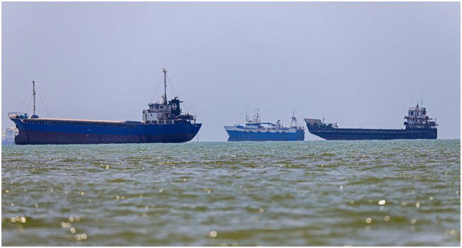 Iran Guards turn back six vessels in Hormuz