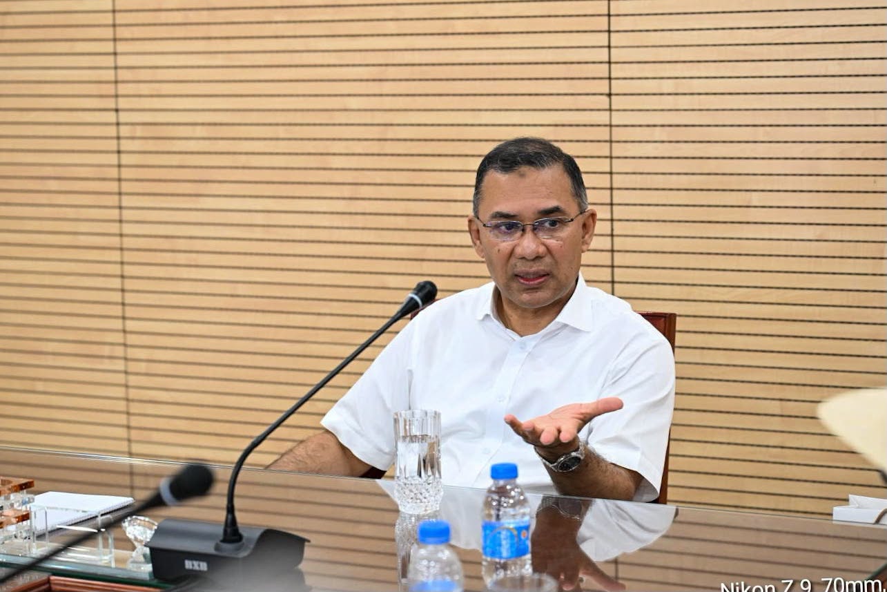 PM seeks editors' support in framing policy for independent media 