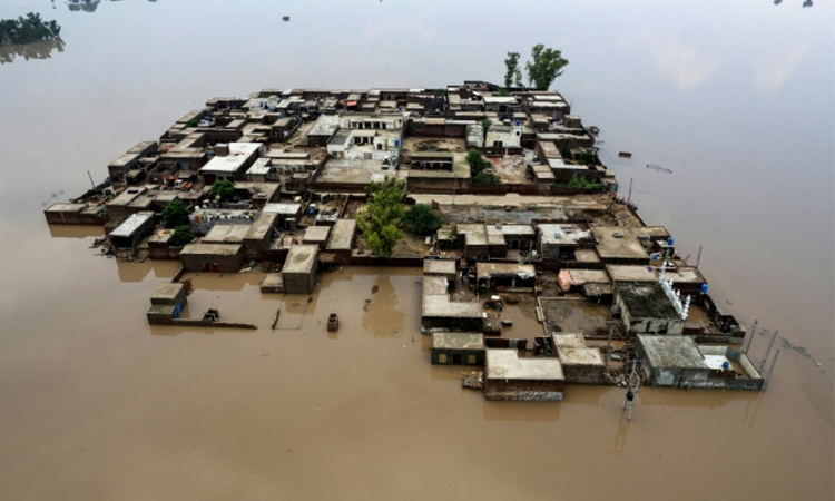 Flooding forces residents to flee homes by boat in Pakistan