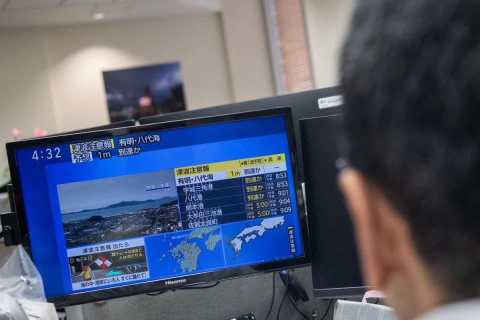 'Many people' feared trapped in mall after big Japan quake