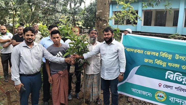 65 farmers receive 11,180 fruit, forest saplings in Alikadam