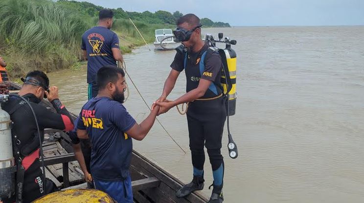 Father, son missing after boat capsizes in Padma river in Rajshahi
