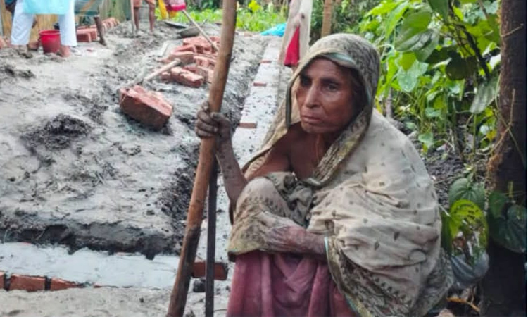 Beggar Firoza gets new home, widow daughter employed under State Minister’s initiative