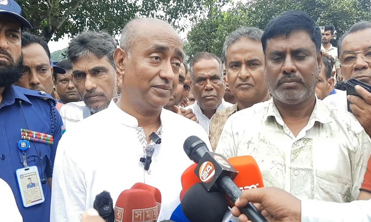 Law minister warns of stern action against hoarding, market syndicates