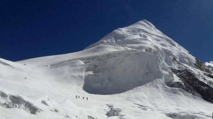 Nepal rescuers find bodies of five climbers killed last year