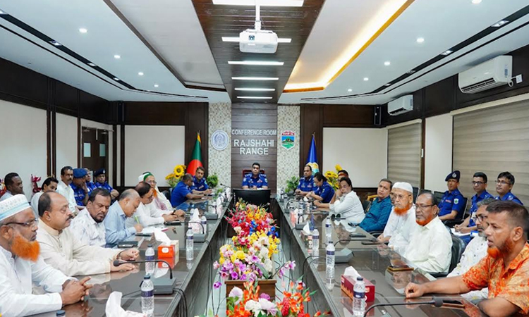 Rajshahi Range DIG exchanges views with bus-truck owners
